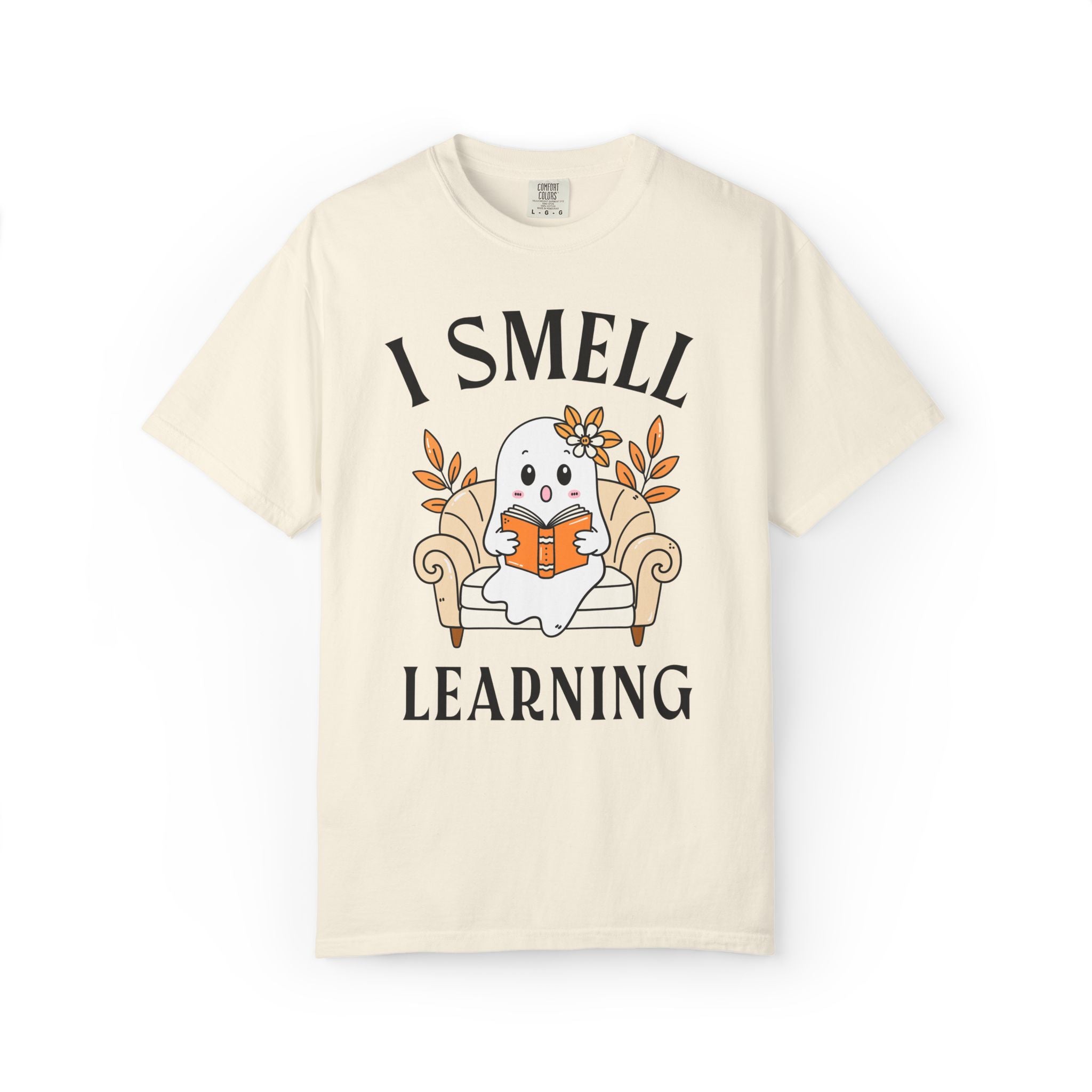 Halloween I Smell Learning Teacher Team T-Shirt with Ghost Reading a Book, Cute Retro Aesthetic Spooky Season Tee for Elementary Teacher