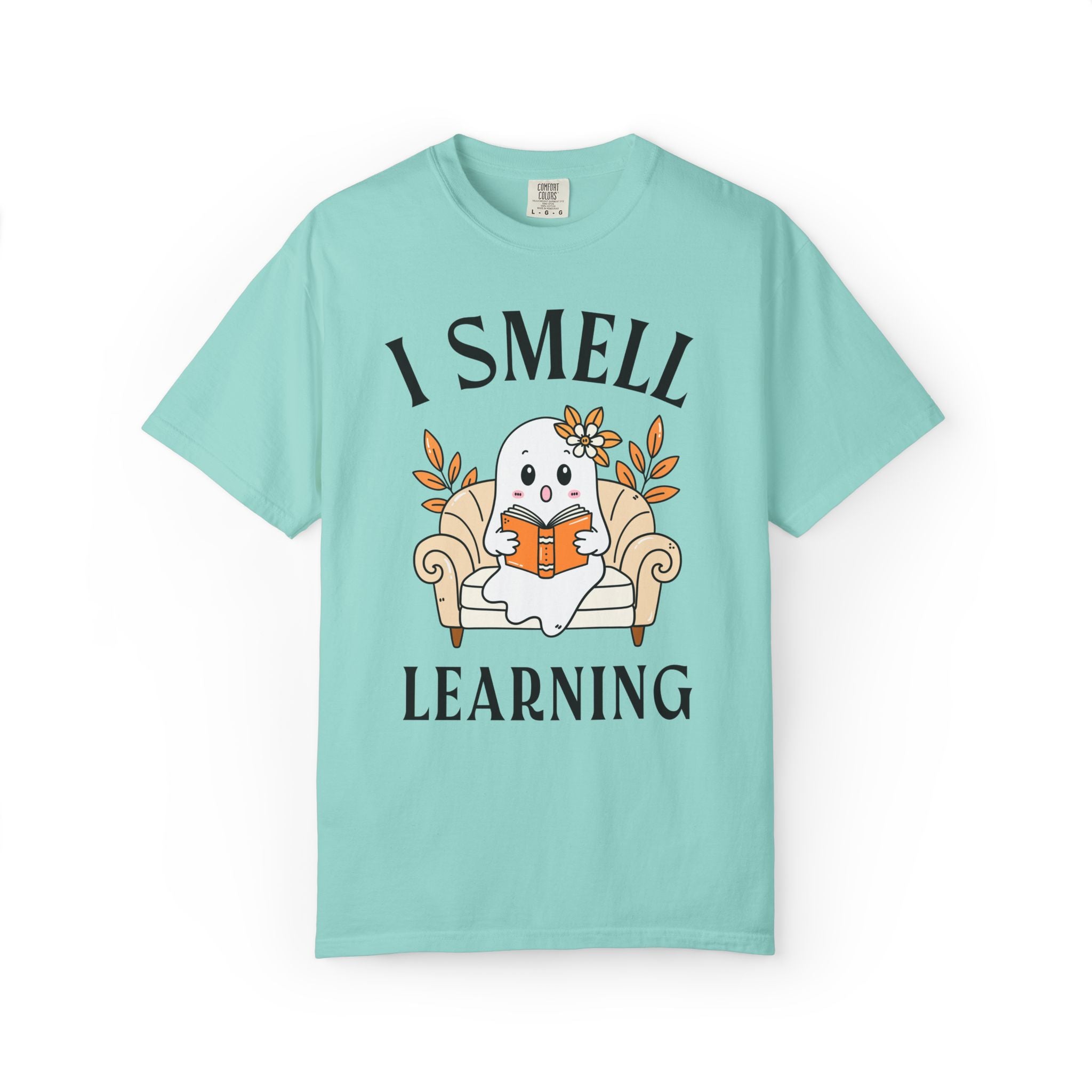 Halloween I Smell Learning Teacher Team T-Shirt with Ghost Reading a Book, Cute Retro Aesthetic Spooky Season Tee for Elementary Teacher