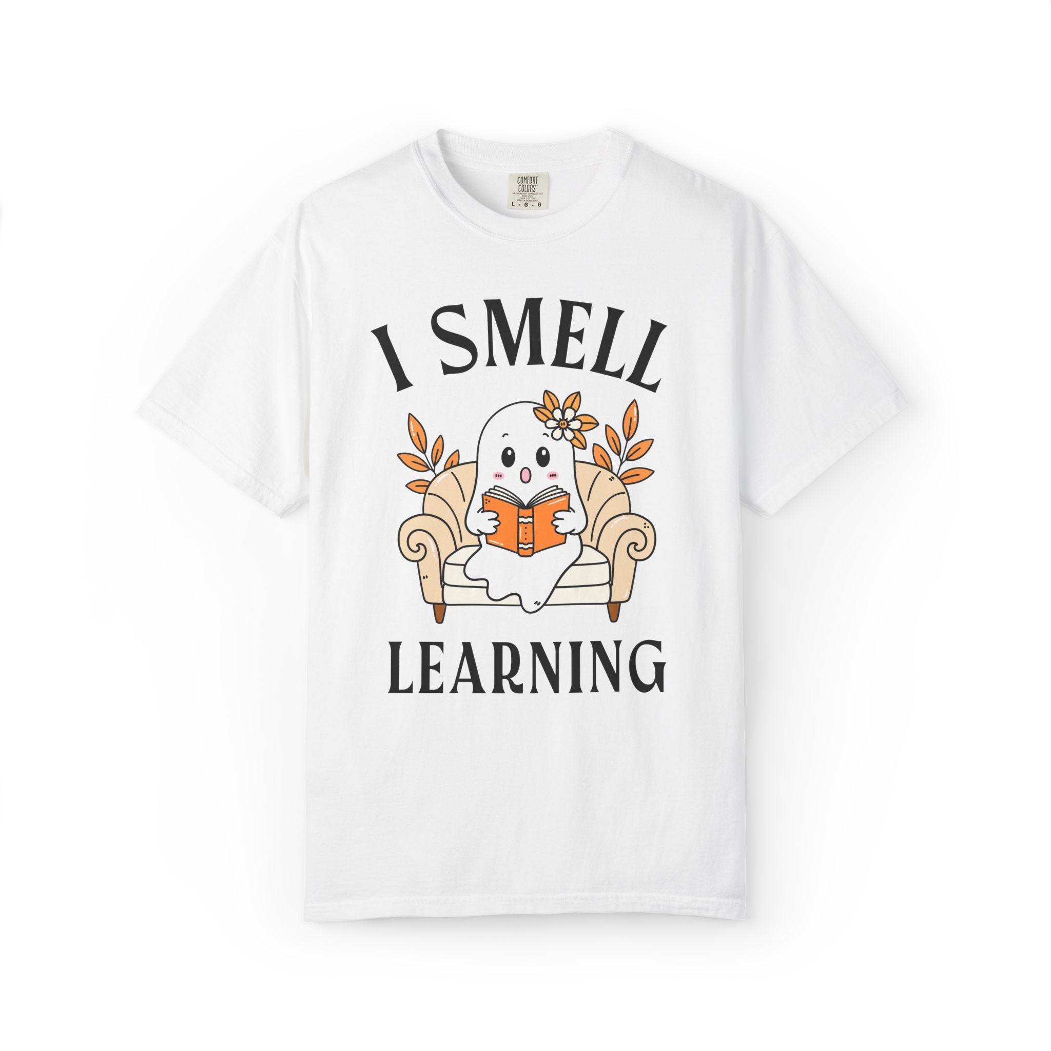 Halloween I Smell Learning Teacher Team T-Shirt with Ghost Reading a Book, Cute Retro Aesthetic Spooky Season Tee for Elementary Teacher