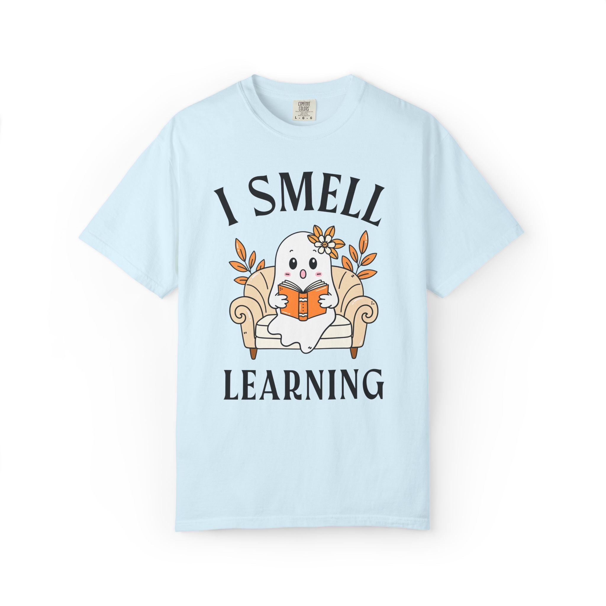 Halloween I Smell Learning Teacher Team T-Shirt with Ghost Reading a Book, Cute Retro Aesthetic Spooky Season Tee for Elementary Teacher